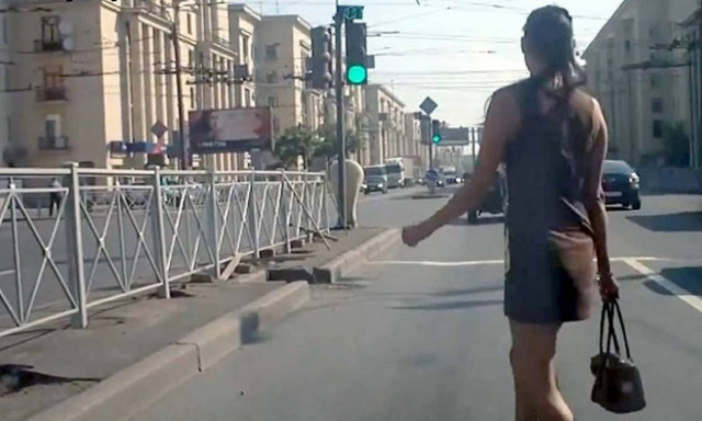 Εσείς τολμάτε να περάσετε το δρόμο έτσι; (video)