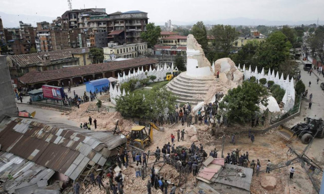 Στα συντρίμμια των ιστορικών μνημείων του Νεπάλ (photos)