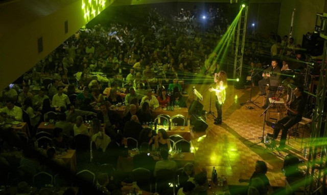 Αποθεώθηκε η Μελίνα Ασλανίδου στην Καλαμάτα