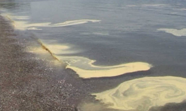 Άγνωστη κίτρινη ουσία στον Πατραϊκό κόλπο