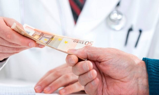 Θεσσαλονίκη: Παραπομπή γιατρού σε δίκη για «φακελάκια»