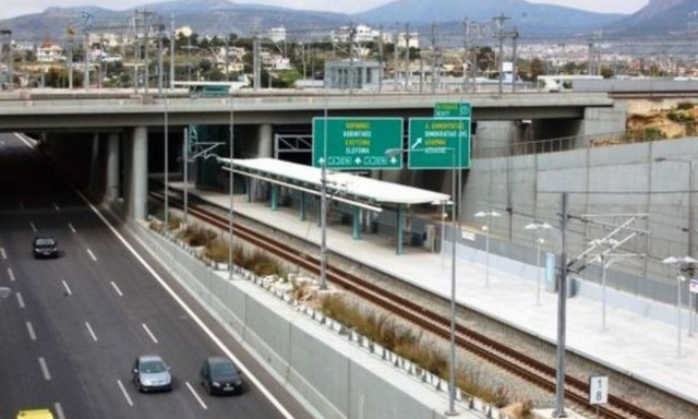 Φωτιά σε αυτοκίνητο και καραμπόλα στην Αττική Οδό – Τραυματίστηκαν αστυνομικοί