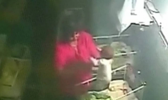 Το βίντεο που εξόργισε το διαδίκτυο: Μαία χτυπάει νεογέννητο βρέφος