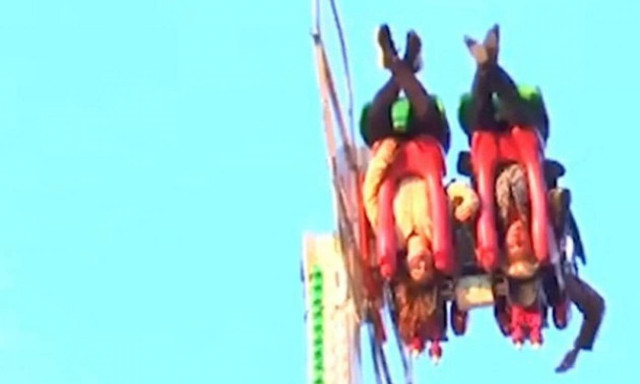 Εφιάλτης: Έμειναν κρεμασμένοι ανάποδα στο λούνα παρκ για 45 λεπτά (video)