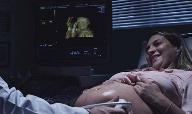 Τυφλή μητέρα «είδε» το αγέννητο μωρό της με τα χέρια της (video)