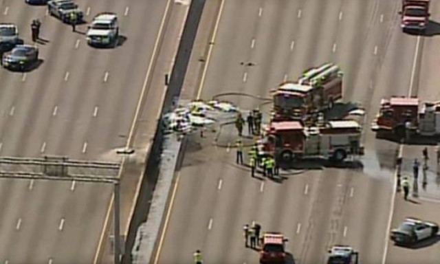 ΗΠΑ: Συντριβή μικρού αεροσκάφους σε αυτοκινητόδρομο – Τέσσερις νεκροί (video)