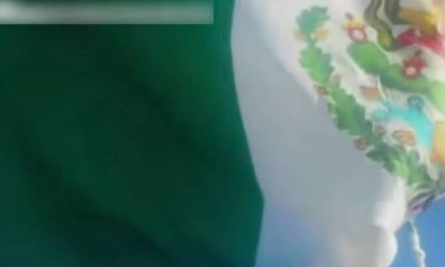 Στρατιώτης πιάστηκε σε γιγαντιαία σημαία και... πέταξε (video)