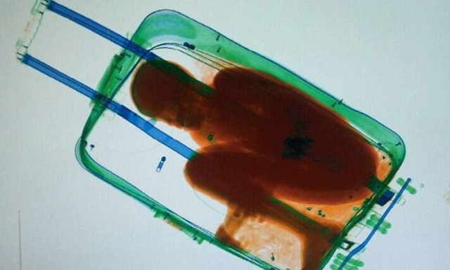 Δεν πίστευαν στα μάτια τους: Τελωνειακοί βρήκαν έναν 8χρονο μέσα σε βαλίτσα