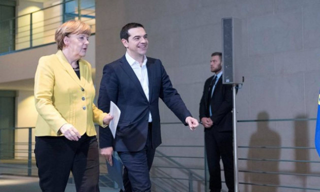 «Σε συχνή επικοινωνία Μέρκελ-Τσίπρας»