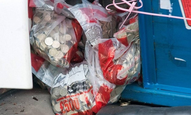 Φορτηγό σκόρπισε στο δρόμο μια περιουσία! (photos)