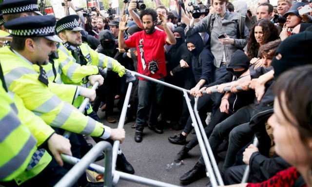 Αγγλία: Επεισόδια με τραυματίες έξω από το σπίτι του Κάμερον