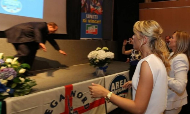 Επική τούμπα Μπερλουσκόνι (Video)