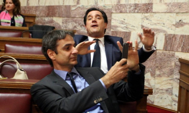 Ο Άδωνις στον ελεύθερο χρόνο του χοροπηδά και τραγουδά… συνθήματα! (video)