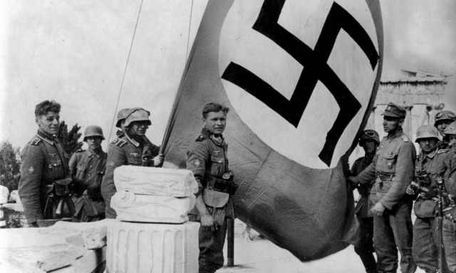 Οι Γερμανοί συλλέγουν υπογραφές υπέρ της καταβολής αποζημιώσεων στην Ελλάδα