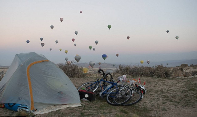Λονδίνο – Τόκυο με ποδήλατο: Εγκατέλειψαν την άνεσή τους για ένα ταξίδι ζωής! (pics)