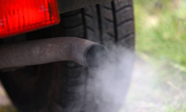 Τον έπιασαν στα πράσα να κάνει σεξ με... εξάτμιση αυτοκινήτου!