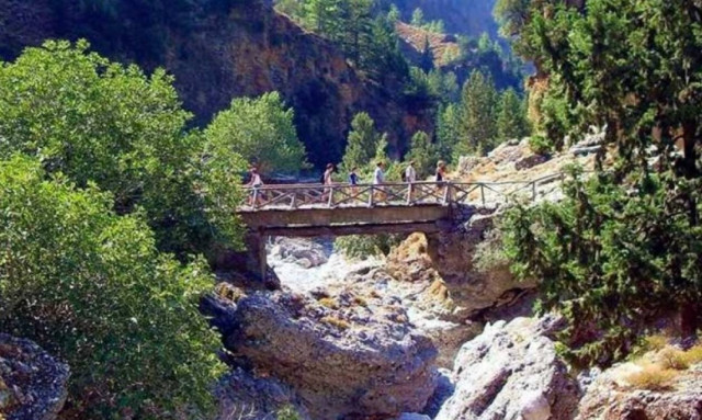 Φαράγγι της Σαμαριάς: Φούσκωσε ο χείμαρρος κι εγκλωβίστηκαν επισκέπτες