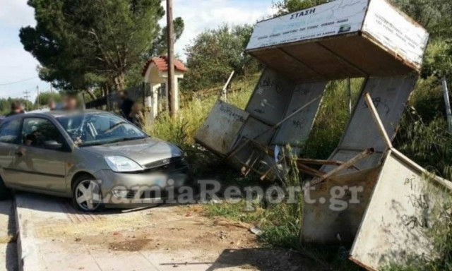 Λαμία: Αυτοκίνητο έπεσε σε στάση - Δεν υπήρξαν τραυματισμοί