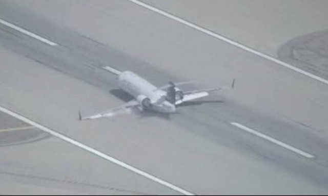Τρόμος στον αέρα: Η στιγμή που αεροπλάνο προσγειώνεται με την... κοιλιά (video)