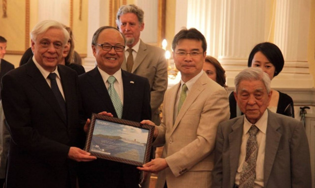 Ο Παυλόπουλος σάλπαρε με το «Πλοίο της Ειρήνης» (photos)