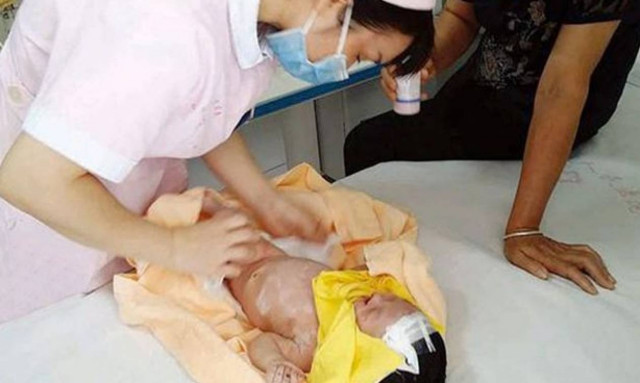 Βρέφος επιβίωσε για 8 ημέρες θαμμένο στο χώμα