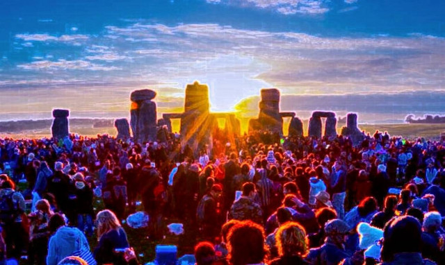 Υποδεχθείτε το θερινό ηλιοστάσιο στα Stonehenge (video)