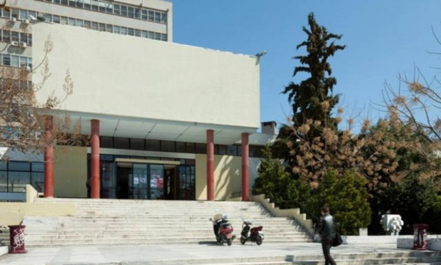 Ένταση στο ΑΠΘ - Κουκουλοφόροι με ρόπαλα μπήκαν στο πανεπιστήμιο