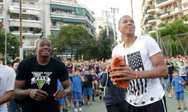 Οι Αντετοκούνμπο σε street basket στα Σεπόλια (photos)