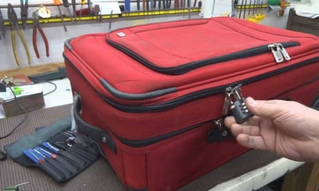Δείτε πώς οι βαλίτσες με λουκέτο παραβιάζονται με τον πιο απλό τρόπο (Video)