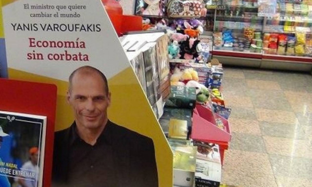 Ο Βαρουφάκης τώρα και σε σταντ στο αεροδρόμιο της Μαδρίτης (photo)