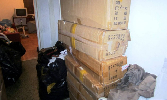 Βύρωνας: Εντοπίστηκε διαμέρισμα με χιλιάδες προϊόντα παρεμπορίου (photos)