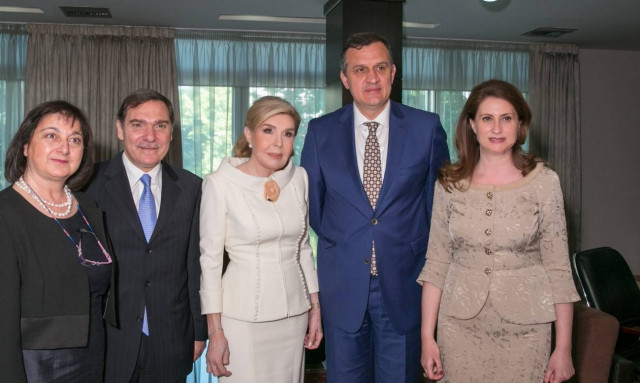 Ο Πρόεδρος της Αλβανίας απένειμε στην  Μ.Βαρδινογιάννη το Μετάλλιο «Μητέρα Τερέζα»