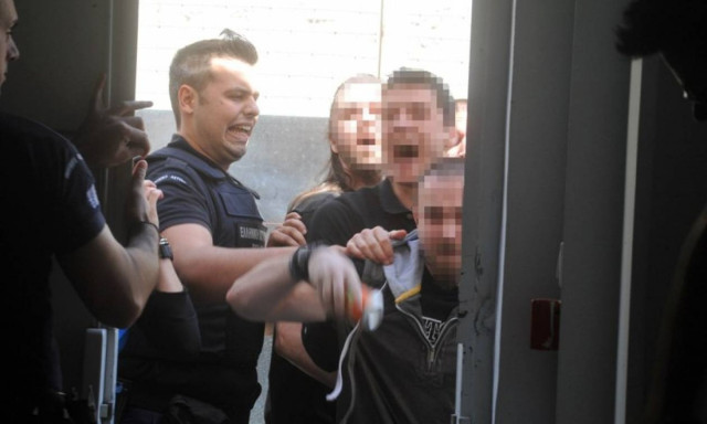 Video ντοκουμέντο από τη στιγμή της εισβολής αντιεξουσιαστών στη δίκη της Χρυσής Αυγής