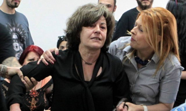 Ξέσπασε η μητέρα του Παύλου Φύσσα: Φασιστόμουτρα δολοφόνοι τολμάτε να μας κοιτάτε;