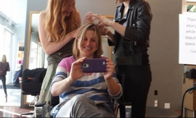 Αυτή η μαμά άφησε την 4χρονη κόρη της να της χτενίσει τα μαλλιά!