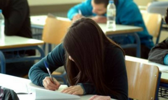 Πανελλήνιες εξετάσεις 2015: Δείτε τα θέματα και τις απαντήσεις στη Νεοελληνική Γλώσσα
