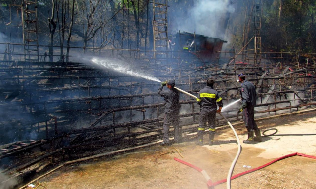 Στάχτη έγινε το Θέατρο της ρεματιάς Χαλανδρίου (Photos)