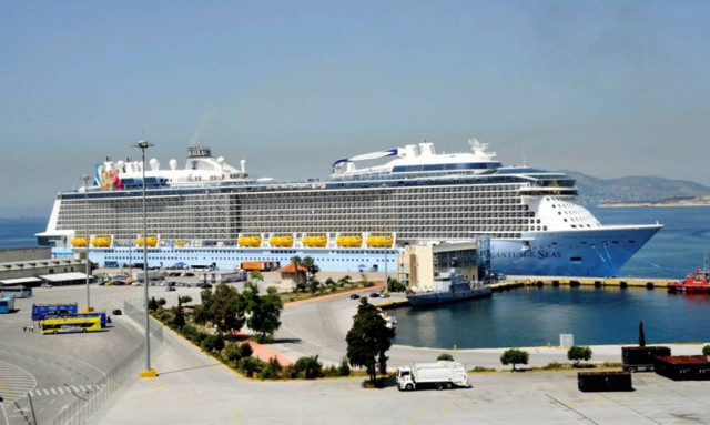 Στον Πειραιά το 3ο μεγαλύτερο κρουαζιερόπλοιο του κόσμου με 5.000 επιβάτες! (Photos και Video)