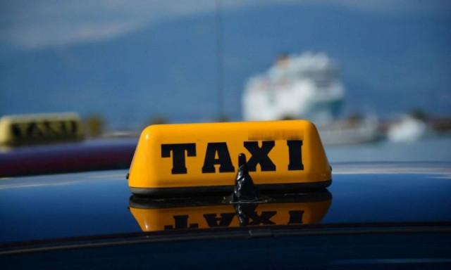 Χειροπέδες σε εννέα οδηγούς ταξί