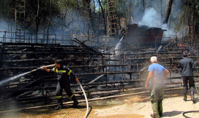 Υπό έλεγχο η μεγάλη φωτιά στο θέατρο της ρεματιάς Χαλανδρίου (Photos)