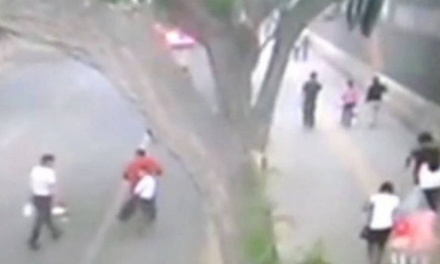 Κίνα: Τοίχος καταρρέει και σκοτώνει περαστικούς (video)