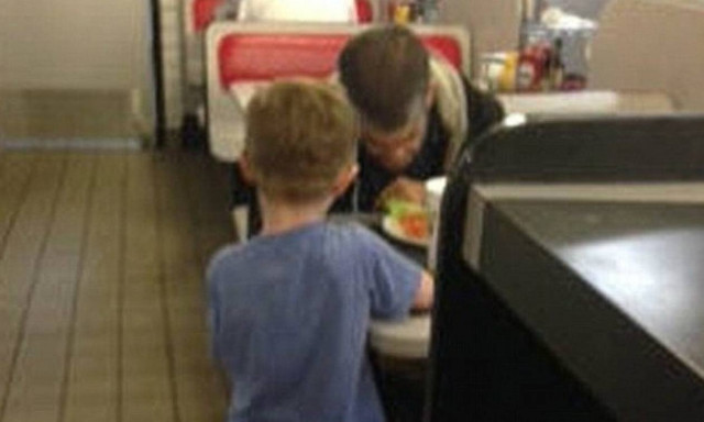 Μάθημα ανθρωπιάς από έναν 5χρονο: Αγόρασε φαγητό για έναν άστεγο (video)