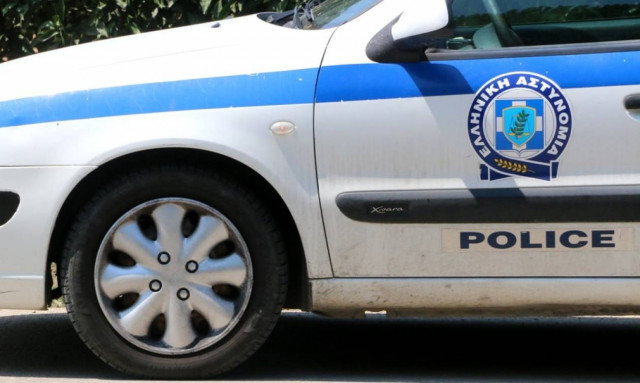 Απίστευτο τροχαίο στο κέντρο της Αθήνας - Η μηχανή του αυτοκινήτου πετάχτηκε από το καπό