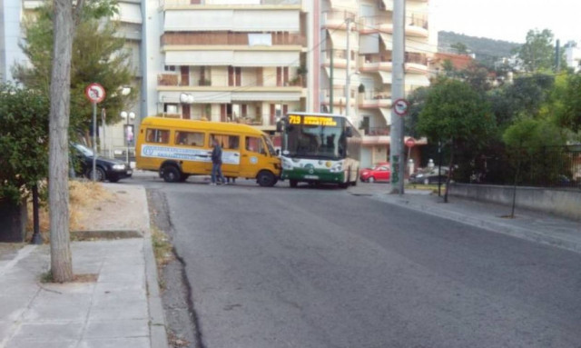 Σύγκρουση σχολικού με λεωφορείο στην Πετρούπολη (Photo)