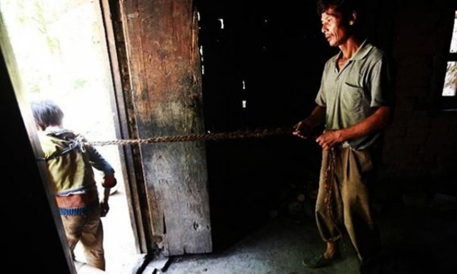 Φρίκη: Έχουν τη 12χρονη κόρη τους δεμένη με λουρί!