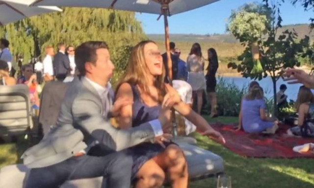 Έγραψε ιστορία! Της άρπαξε το νυφικό μπουκέτο στον αέρα... (video)!