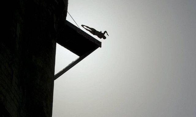 Δύτης χτυπά στο βατήρα αλλά δεν παθαίνει τίποτα (video)