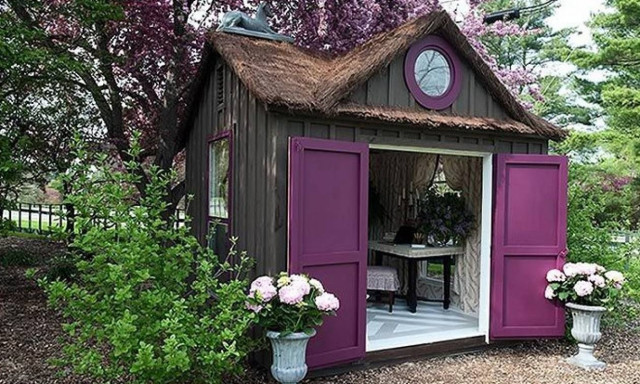 Γυναίκες σε απόγνωση καταφεύγουν στο σπιτάκι του κήπου (photos)