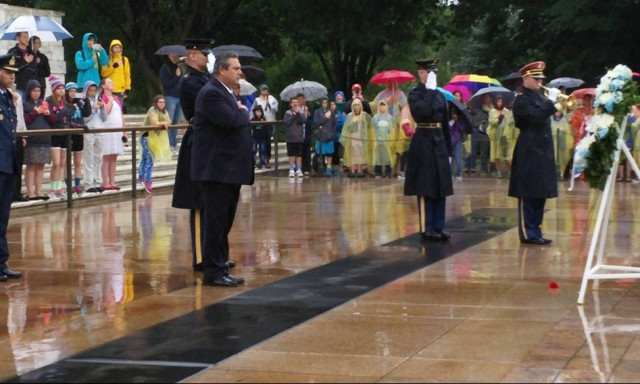 Ο ΥΕΘΑ Πάνος Καμμένος στο Εθνικό Κοιμητήριο του Άρλιγκτον (pics)
