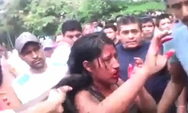 Σοκ: Όχλος λίντσαρε 16χρονη και την έκαψε ζωντανή (pics)